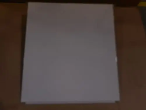 Weiße Verpackung oder Kiste, möglicherweise für den Remeha Umrüstsatz. Die Oberfläche ist glatt, der Inhalt nicht sichtbar. Der Hintergrund ist unscharf.